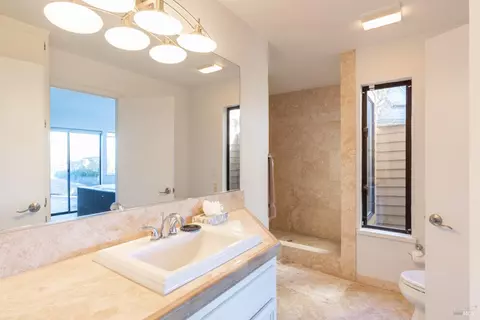 Bath - 300 Sanderling Ct, Bodega Bay, CA 94923 photo 8 of 9