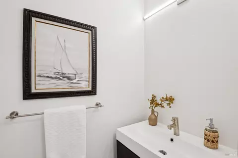 Bath - 167 Headlands Ct, Sausalito, CA 94965 photo 1 of 9