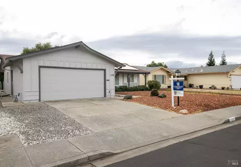 128 Lassen Cir, Vacaville, CA 95687