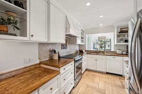 Kitchen - 115 Eucalyptus Knoll St, Mill Valley, CA 94941 photo 4 of 4