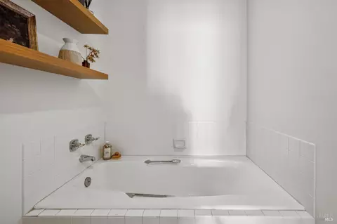 Bath - 115 Eucalyptus Knoll St, Mill Valley, CA 94941 photo 5 of 6