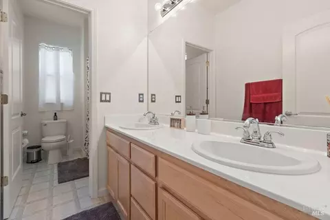 Bath - 8128 Carlisle Way, Vallejo, CA 94591 photo 2 of 3
