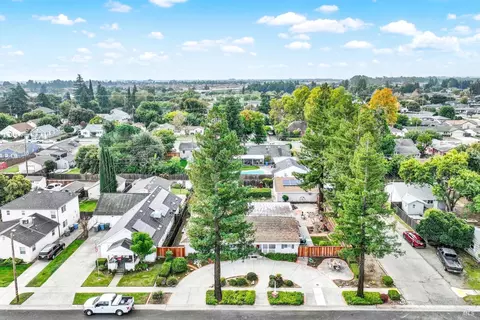 View/Area - 689 W C St, Dixon, CA 95620 photo 2 of 10