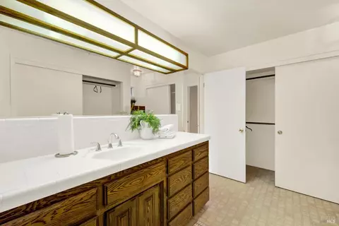 Bath - 689 W C St, Dixon, CA 95620 photo 2 of 5