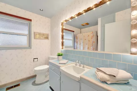 Bath - 689 W C St, Dixon, CA 95620 photo 4 of 5