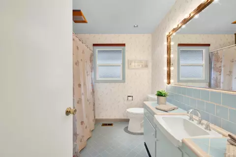Bath - 689 W C St, Dixon, CA 95620 photo 3 of 5