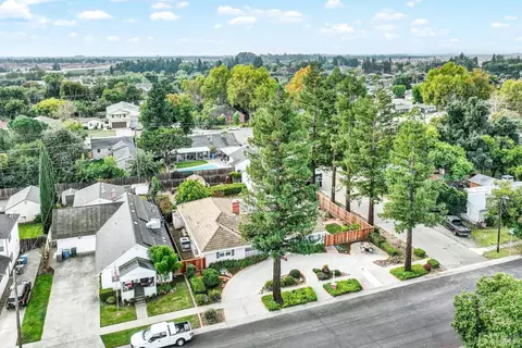View/Area - 689 W C St, Dixon, CA 95620 photo 1 of 10