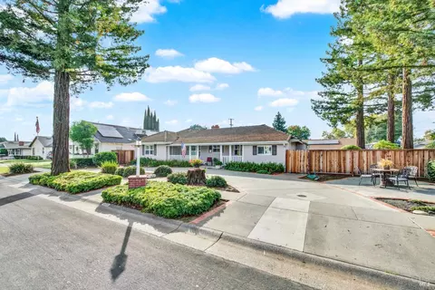 Exterior - 689 W C St, Dixon, CA 95620 photo 4 of 26