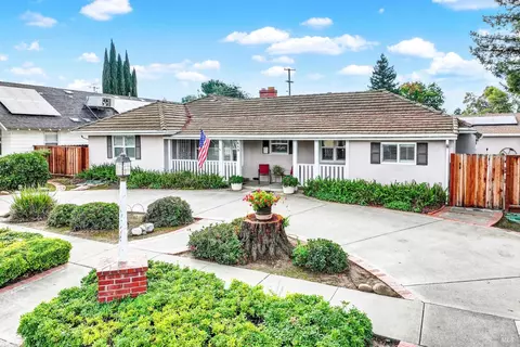 Exterior - 689 W C St, Dixon, CA 95620 photo 3 of 26