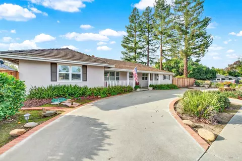 Exterior - 689 W C St, Dixon, CA 95620 photo 5 of 26