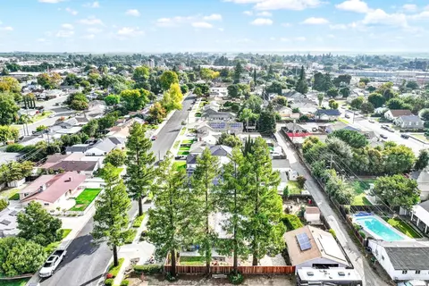 View/Area - 689 W C St, Dixon, CA 95620 photo 6 of 10