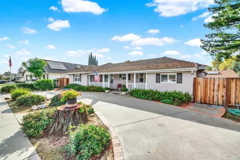 Exterior - 689 W C St, Dixon, CA 95620 photo 8 of 26