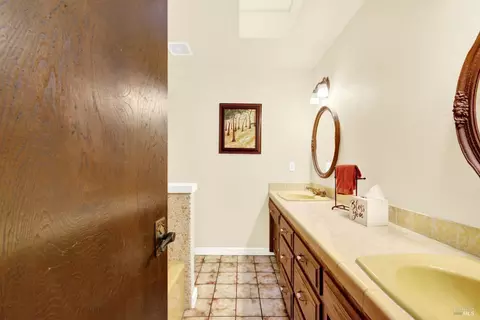 Bath - 2125 Mecca Ct, Fairfield, CA 94534 photo 2 of 5