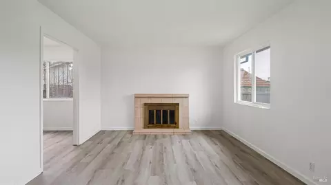 Living - 818 Falcon Dr, Vallejo, CA 94589 photo 2 of 5