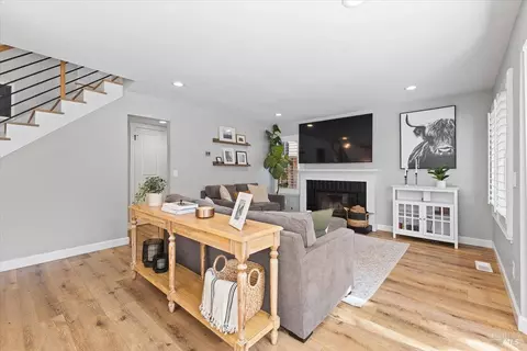 Living - 140 Billington Ln, Windsor, CA 95492 photo 3 of 7