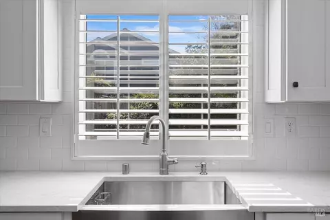Kitchen - 140 Billington Ln, Windsor, CA 95492 photo 2 of 5