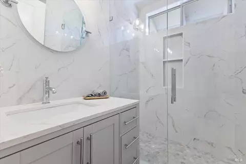 Bath - 140 Billington Ln, Windsor, CA 95492 photo 2 of 5