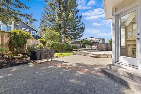 Exterior - 140 Billington Ln, Windsor, CA 95492 photo 5 of 10