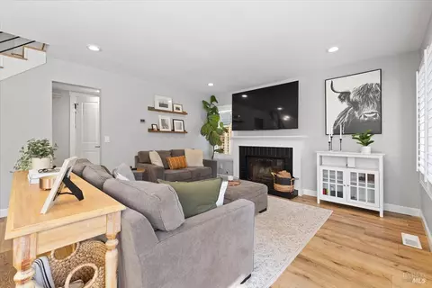 Living - 140 Billington Ln, Windsor, CA 95492 photo 2 of 7