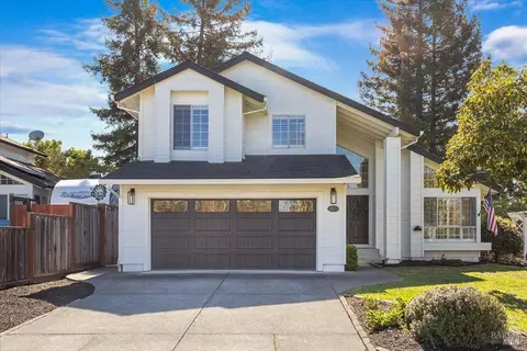 Exterior - 140 Billington Ln, Windsor, CA 95492 photo 2 of 10