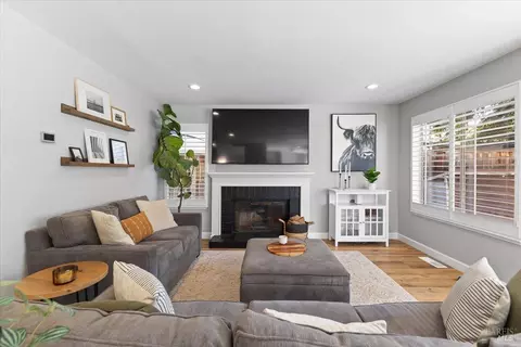 Living - 140 Billington Ln, Windsor, CA 95492 photo 5 of 7