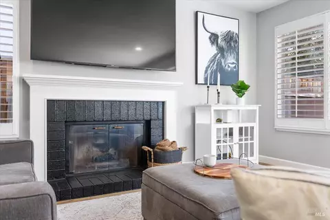 Living - 140 Billington Ln, Windsor, CA 95492 photo 6 of 7