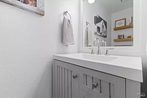 Bath - 140 Billington Ln, Windsor, CA 95492 photo 3 of 5