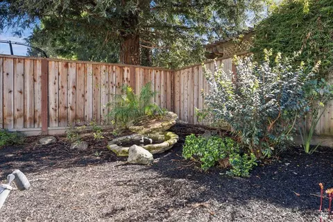 Exterior - 140 Billington Ln, Windsor, CA 95492 photo 7 of 10