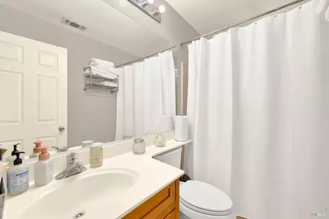 Bath - 369 Kendrick Ln, Vacaville, CA 95687 photo 5 of 6