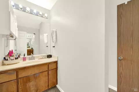 Bath - 369 Kendrick Ln, Vacaville, CA 95687 photo 3 of 6
