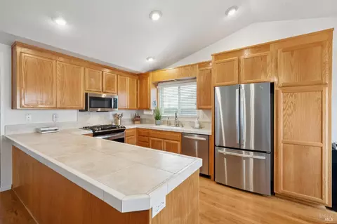 Kitchen - 9830 Marcella Ln, Windsor, CA 95492 photo 2 of 3