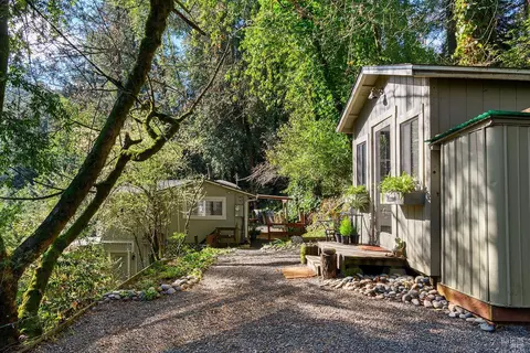 10443 Woodside Dr, Forestville, CA 95436
