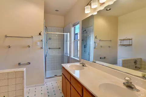 Bath - 135 Fulton Pl, Windsor, CA 95492 photo 3 of 7