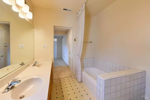 Bath - 135 Fulton Pl, Windsor, CA 95492 photo 4 of 7