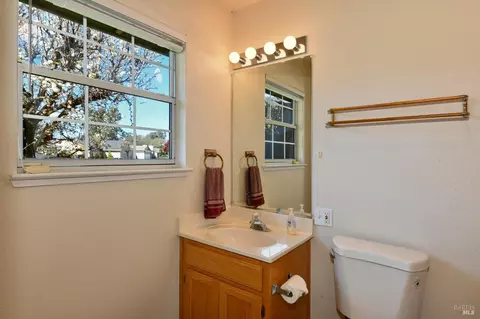 Bath - 135 Fulton Pl, Windsor, CA 95492 photo 6 of 7