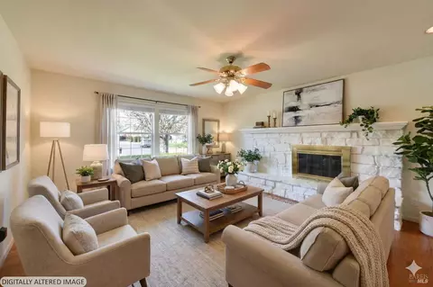Living - 135 Fulton Pl, Windsor, CA 95492 photo 2 of 6