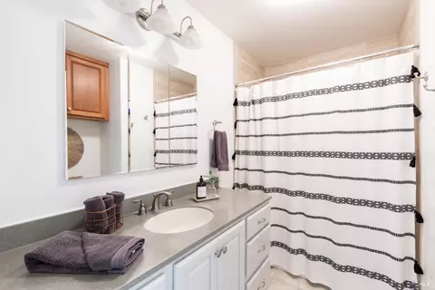 Bath - 9821 Dawn Way, Windsor, CA 95492 photo 2 of 3