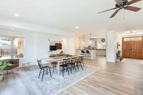 Dining - 9821 Dawn Way, Windsor, CA 95492 photo 2 of 3