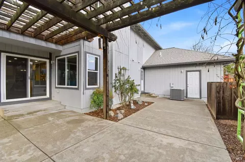Exterior - 9475 Victoria Ln, Windsor, CA 95492 photo 17 of 27