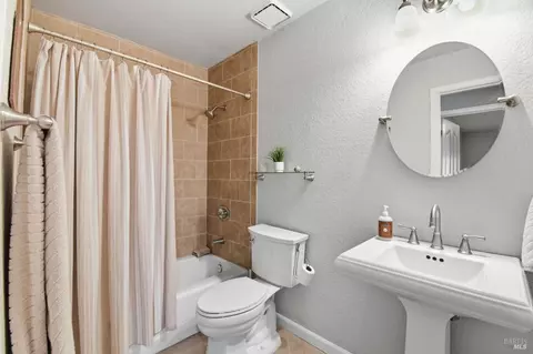Bath - 9475 Victoria Ln, Windsor, CA 95492 photo 6 of 6