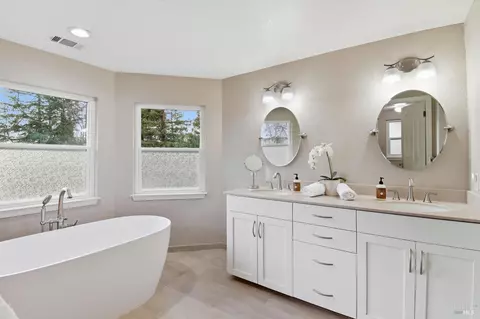 Bath - 9475 Victoria Ln, Windsor, CA 95492 photo 1 of 6