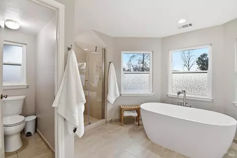 Bath - 9475 Victoria Ln, Windsor, CA 95492 photo 2 of 6