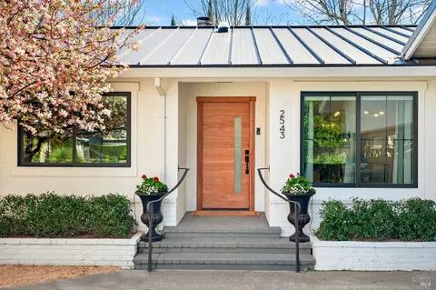 2543 Pinot Way, Saint Helena, CA 94574