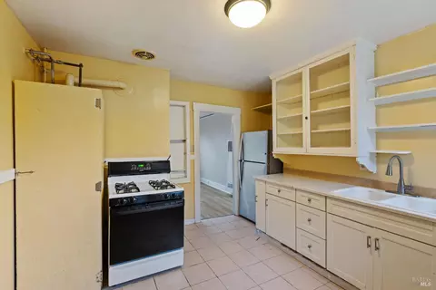 Kitchen - 12 Daniels Ave, Vallejo, CA 94590 photo 3 of 6
