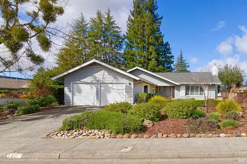 46 Autumn Leaf Dr, Santa Rosa, CA 95409