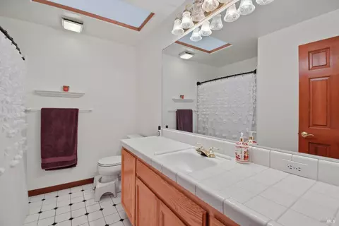 Bath - 9595 Meadow Pl, Windsor, CA 95492 photo 3 of 3
