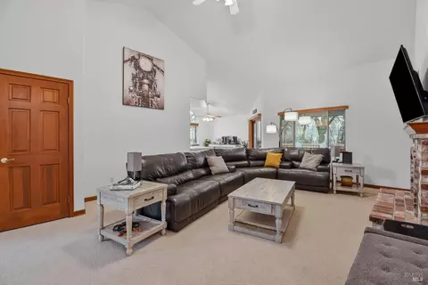 Living - 9595 Meadow Pl, Windsor, CA 95492 photo 2 of 2