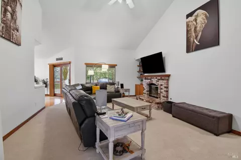 Living - 9595 Meadow Pl, Windsor, CA 95492 photo 1 of 2