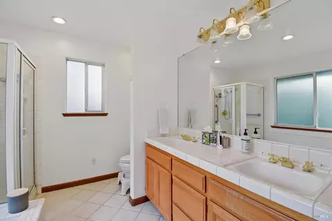Bath - 9595 Meadow Pl, Windsor, CA 95492 photo 1 of 3