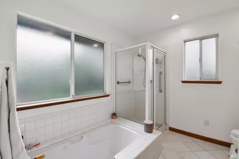 Bath - 9595 Meadow Pl, Windsor, CA 95492 photo 2 of 3